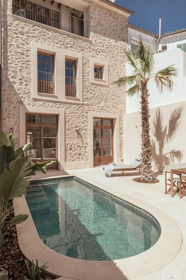 Un Elegante Refugio de Pueblo con Piscina en el Corazón de B