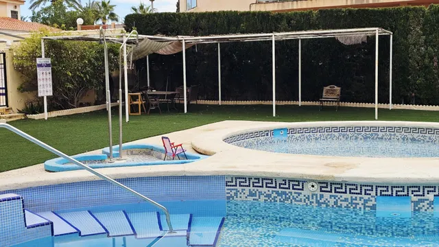 Apartamento rentable en Torrevieja con piscina y vistas al mar — 19