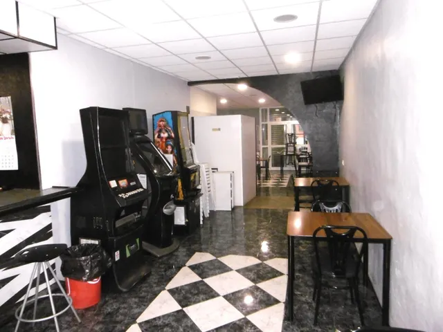 SOLAR CON LOCAL COMERCIAL EN PLANTA BAJA ACTUALMENTE CON NEGOCIO DE BAR — 23