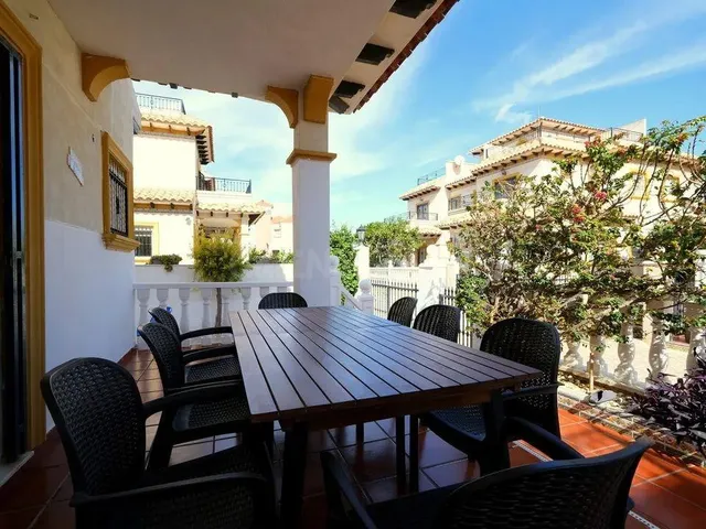 Casa adosada en Cabo Roig – Parcela espaciosa y excelente ub - foto 5