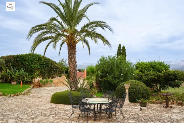Finca rústica con espectacular casa con piscina y jardín mediterráneo en Consell, mallorca. — 24