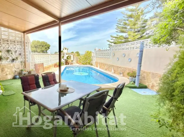 MAGNIFICO ADOSADO CON PISCINA, BARBACOA Y TERRAZA - foto 2