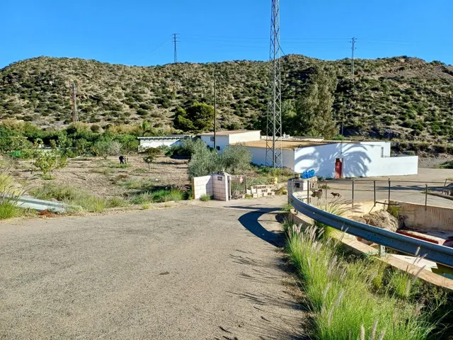 Finca rústica con dos viviendas independientes, nacimiento p - foto 3