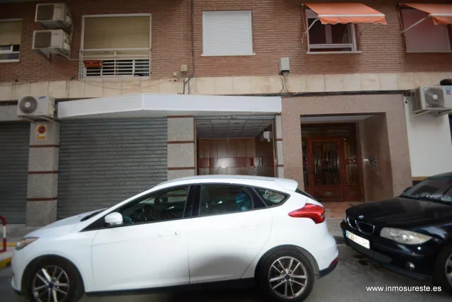 Alquiler de local comercial con dos persianas en pleno centro de la ciudad de Orihuela. — 9