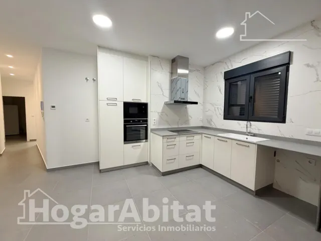Estrena diseño y máxima eficiencia en esta moderna planta baja reformada con piscina y garaje — 13