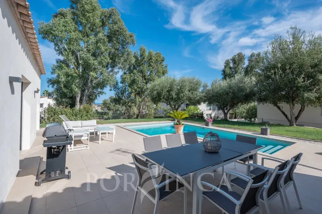 Casa moderna de una sola planta con gran jardín y piscina a  - foto 3