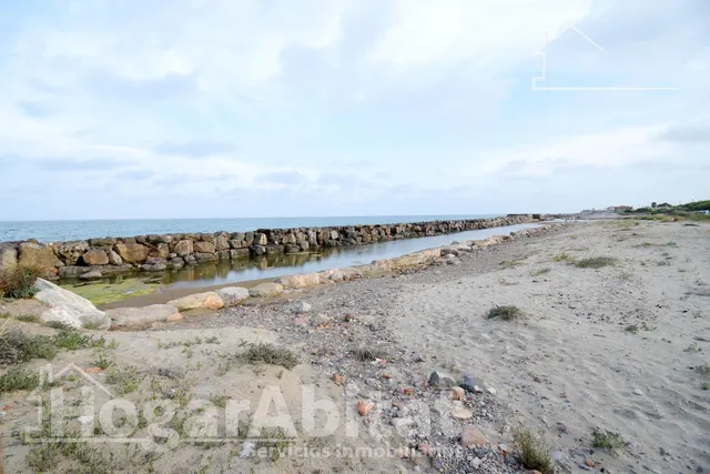 TERRENO URBANO EN PRIMERA LÍNEA JUNTO AL MAR — 44