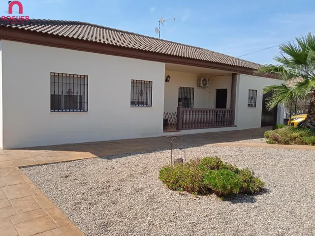 Chalet Independiente en La Carlota – Amplia Parcela y Excelente Ubicación — 3