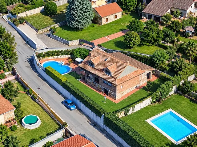 TU PARAÍSO PRIVADO EN NIGRÁN: JARDÍN, PISCINA Y CALIDAD DE V - foto 2