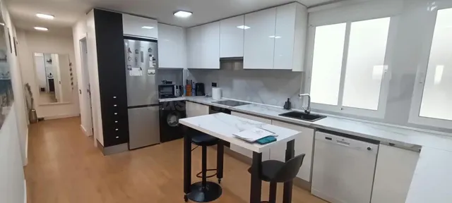 MAGNIFICO PISO DE TRES DOMITORIOS Y DOS BAÑOS REFORMADO CERC - foto 3