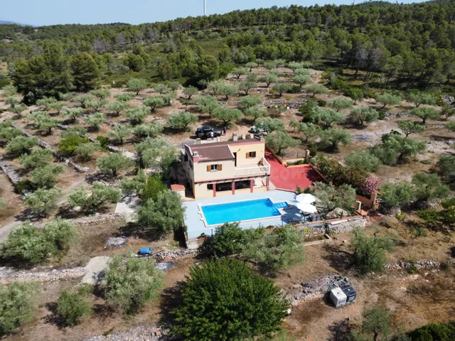 Auténtica finca rústica con gran casa de campo, piscina y má