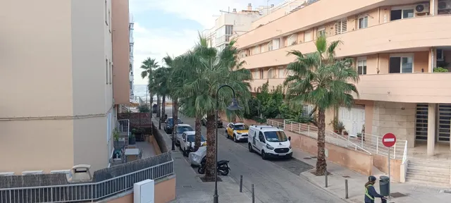 Piso luminoso junto a la playa con terraza y vistas parciales al mar en la gruta — 3