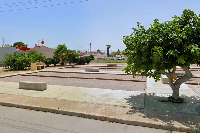 Bungalow reformado con 2 dormitorios, 1 baño y una amplia terraza frontal. Zona tranquila cerca de colegios y con buenas conexiones de transporte público. — 36