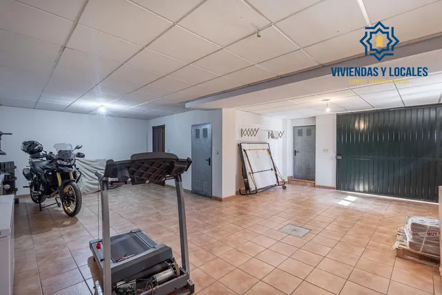 INCREÍBLE CHALET INDEPENDIENTE EN ZONA PRIVILEGIADA — 35