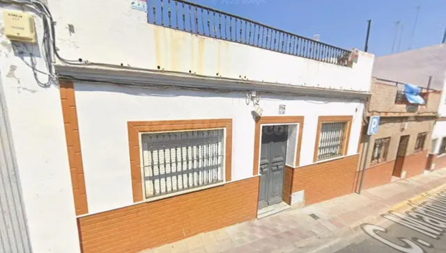 SE VENDE CASA ADOSADA OKUPADA en Calle Martin Alonso Pinzon  - foto 2