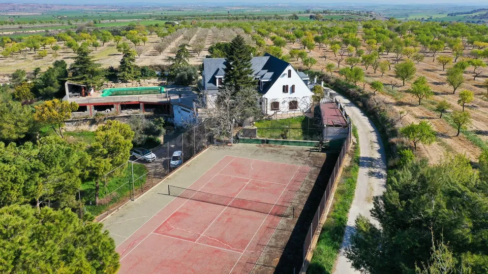 Finca rústica singular en parcela de 2.296 m2 con piscina, amplio garaje y pista de tenis.