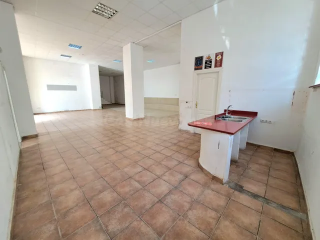 Se vende o alquila este local de 267m2 esquinero con dos ent - foto 2