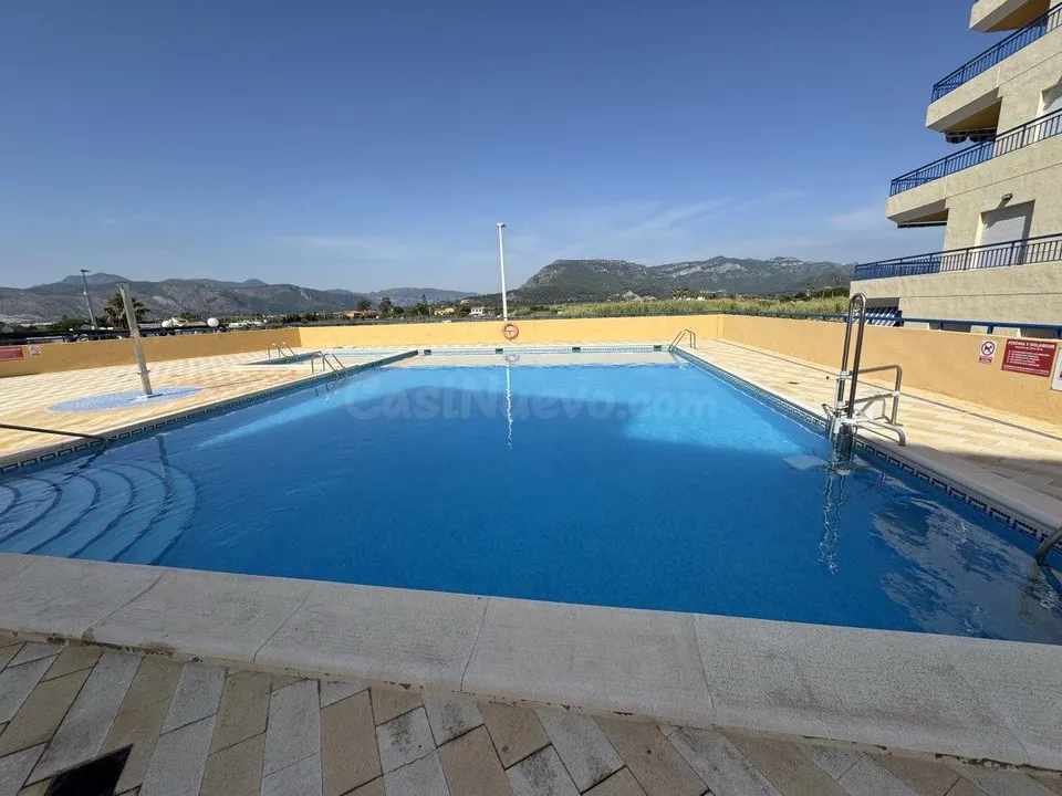 APARTAMENTO A ESCASOS METROS DEL MAR, CON PISCINA.