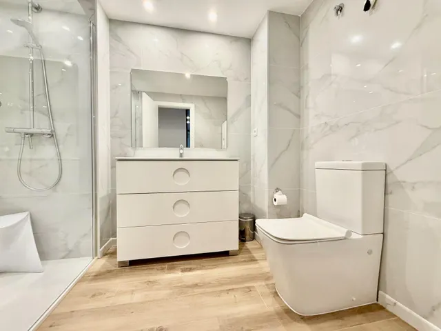 Apartamento reformado con vistas al mar, terraza y parking incluido en poniente, Benidorm — 24