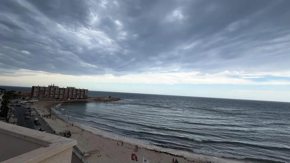 Apartamento con terraza, Alicante, Torrevieja, Playa de los Locos. 3 habitaciones, 116 m2, 30 metros del mar