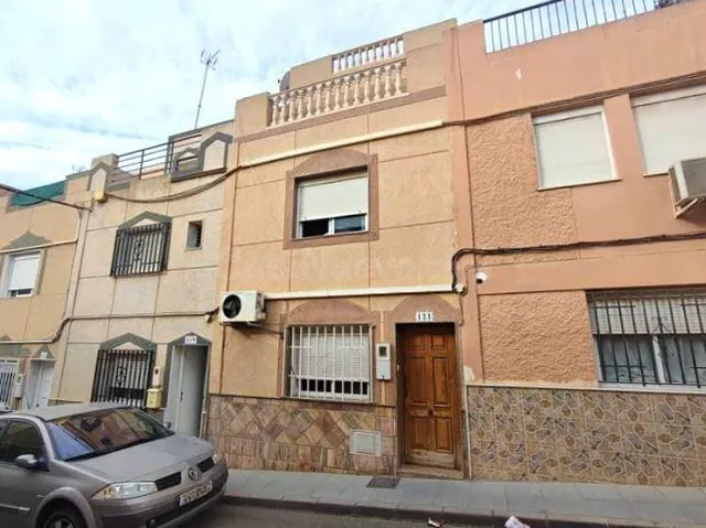 SE VENDE piso OKUPA en C Sierra Bacares 93 de Almería - foto 2