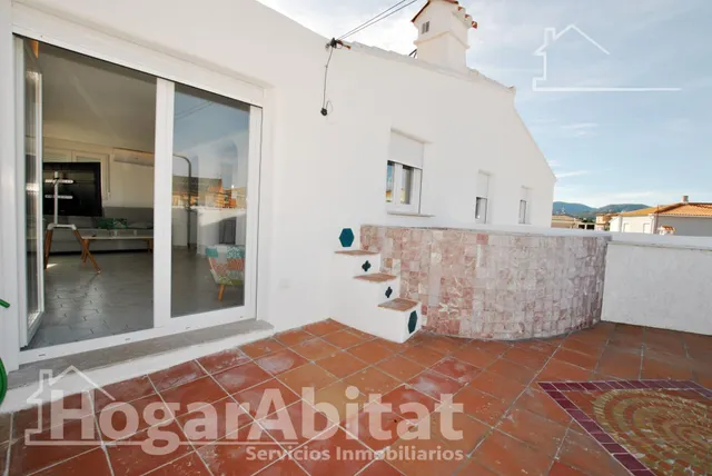 CASA SEMINUEVA Y ESQUINERA CON TERRAZA CERCA DE LA PLAYA — 35