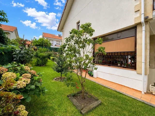 EXCLUSIVA – Chalet pareado en Argoños con piscina, parcela y - foto 5