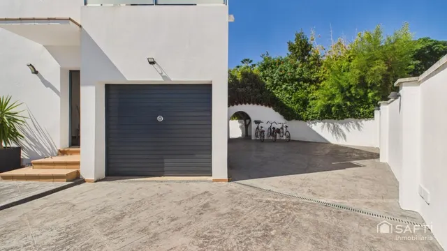 Casa moderna con cuatro habitaciones, piscina y garaje — 19