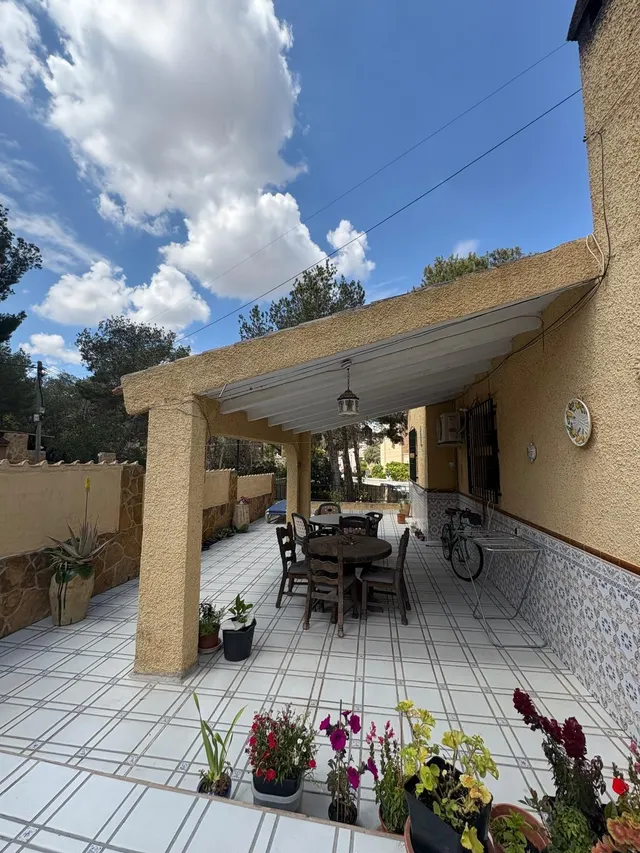CHALET EN ORIHUELA COSTA CON GRAN PARCELA Y PISCINA PRIVADA — 48