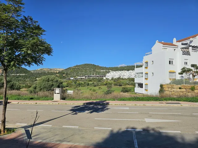 Parcela de 534 m2 en Estepona con vistas a golf y montaña - foto 3