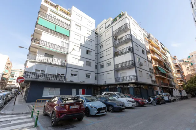 Oportunidad única en el corazón de Granada – Calle Pintor López Mezquita — 26