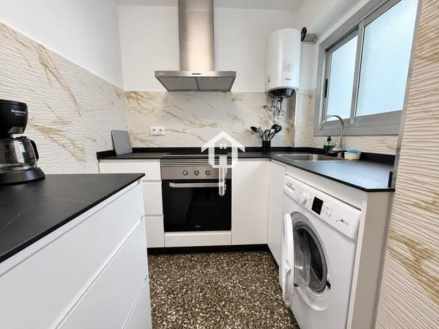 Ático en exclusiva totalmente reformado de 56 m2 con terraza en zona benalúa de Alicante: edificio con ascensor — 25