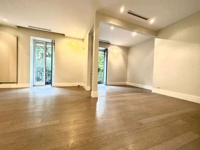 IMPRESIONANTE VIVIENDA EN CLAUDIO CUELLO ESQUINA JORJE JUAN — 14