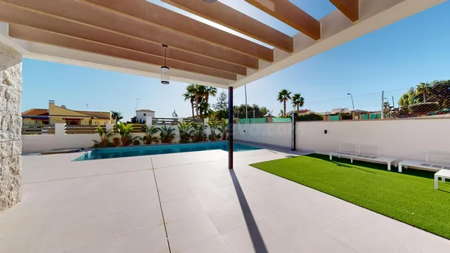 VILLA INDEPENDIENTE EN ORIHUELA COSTA ( PLAYA FLAMENCA ) - foto 4