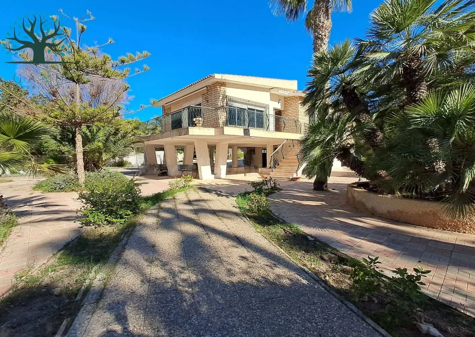 ESPECTACULAR CHALET A UN PASO DE LA PLAYA