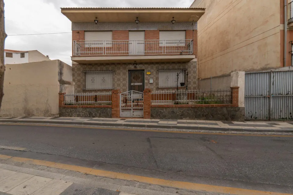 SE VENDE CASA CON UNA PARCELA DE 461 m2 (EN EL CENTRO DE LOS OGÍJARES).