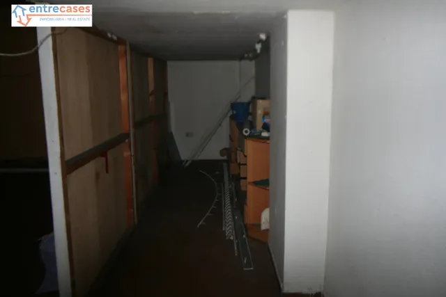 LOCAL EN ZONA COMERCIAL, TODO DIÁFANO, CON ALTILLO, MUY CERCA DEL CENTRO. — 13