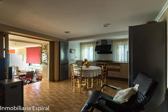 ¡Impresionante Chalet Familiar en Mogor, Marín! — 40