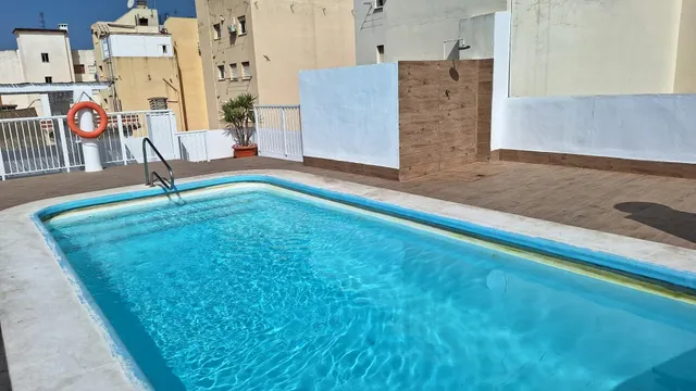 PISO EN MUY BUEN ESTADO DE CONSERVACIÓN CON PISCINA COMUNITARIA Y GARAJE EN EL MISMO EDIFICIO — 25