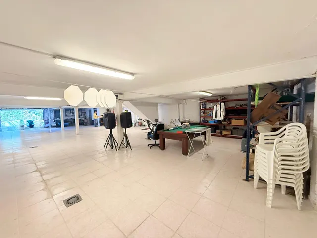 VENTA EN PLENO DOMINIO · Gran chalet de 545 m2 con placas solares y parcela privada de 3.000 m2 · Boadilla del Monte — 43