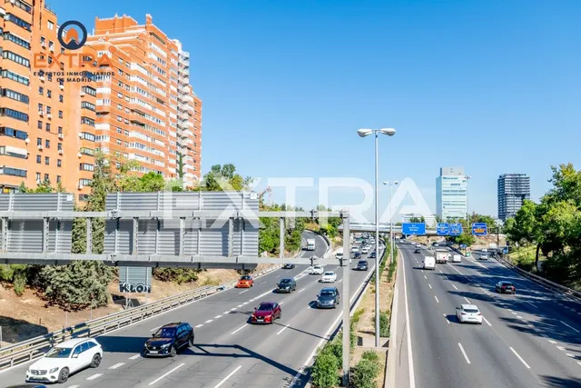 Plaza de Garaje con acceso directo desde ascensor en Avenida de Burgos. — 13