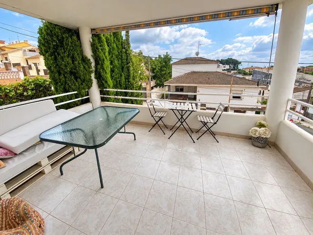 Casa pareada con jardín privado, dos terrazas y amplio garaje en Calafell — 2