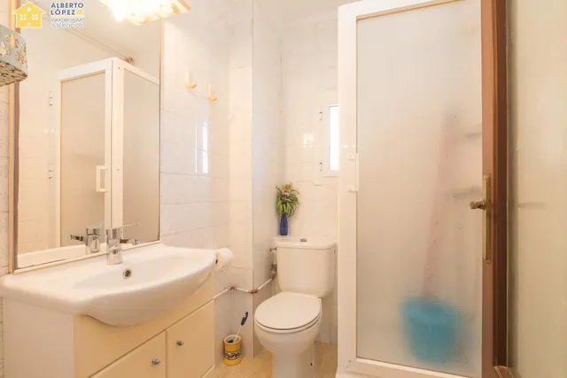 Apartamento en venta en primera línea de playa en Los Arenales del Sol, la propiedad está afectada por la Ley de Costas — 41