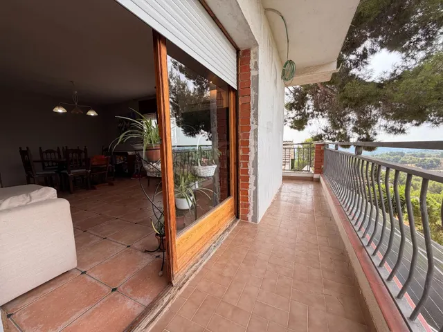 Vivienda unifamiliar. 5 habitaciones dobles. garaje. piscina. — 8