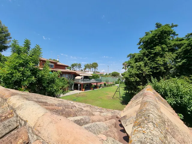 Chalet con patio, piscina, jardin, tenis, porche ,bodega  y garage — 26
