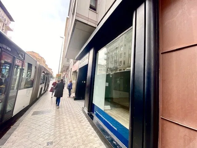 Se alquila local en Avda. Zaragoza, junto a Plaza Príncipe de Viana — 5