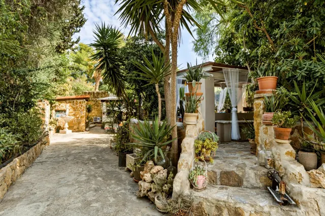 Casa con piscina y gran privacidad en parcela de 1.000 m2 — 9
