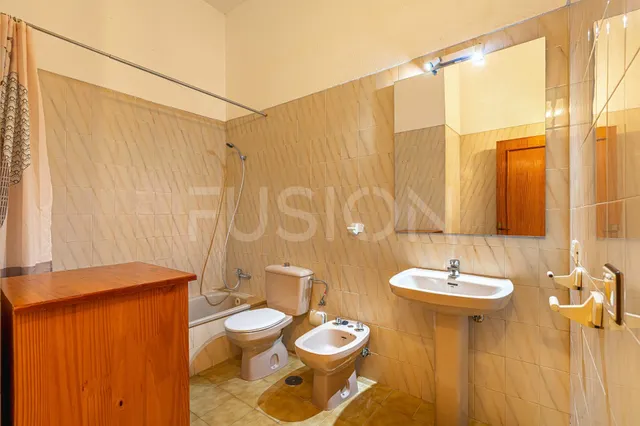 Piso con dormitorio independiente, cocina reformada y zona de piscina cerca de la playa — 10