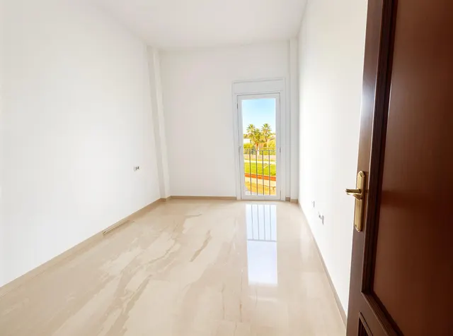 Casa adosada en venta en Utrera – 4 dormitorios, sótano y amplio espacio familiar — 14