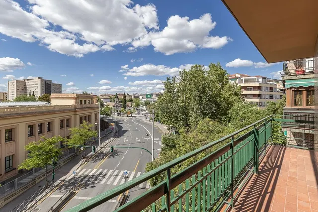Piso señorial de 182 m2 en Avenida Madrid: amplitud, luz y p